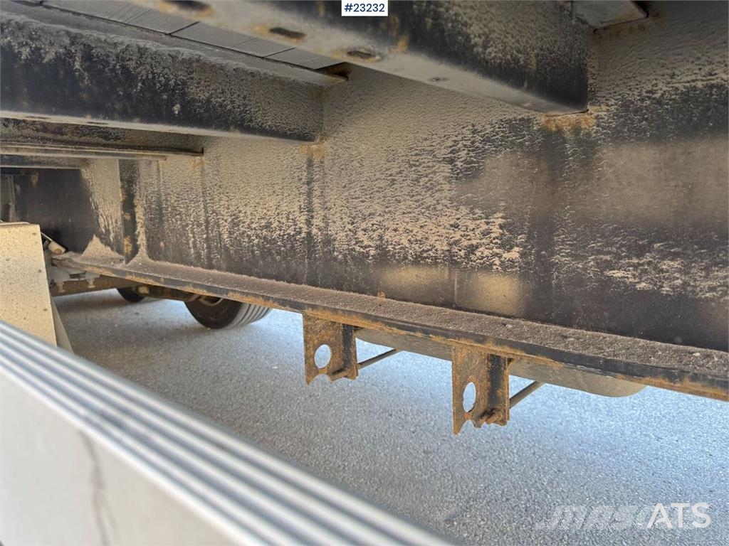 Ekeri box semi-trailer with full side opening and lift نصف مقطورات ذات هيكل صندوقي