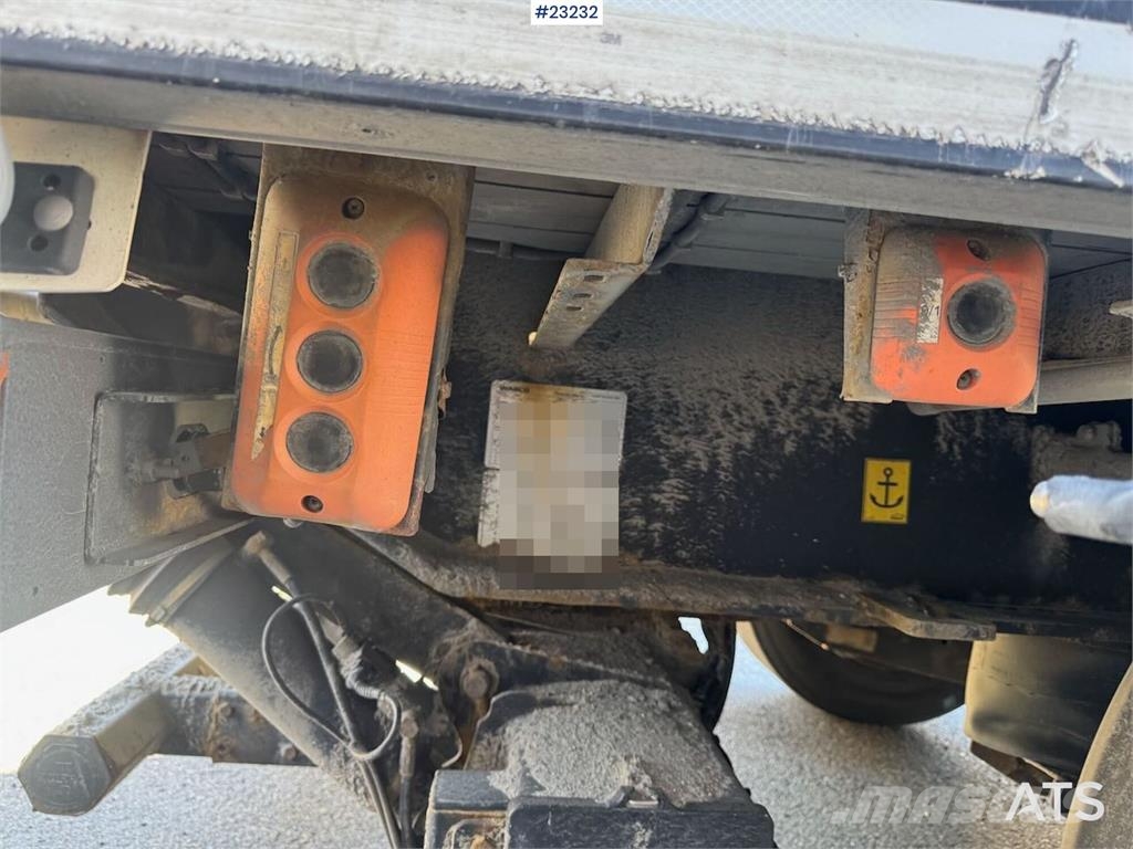 Ekeri box semi-trailer with full side opening and lift نصف مقطورات ذات هيكل صندوقي