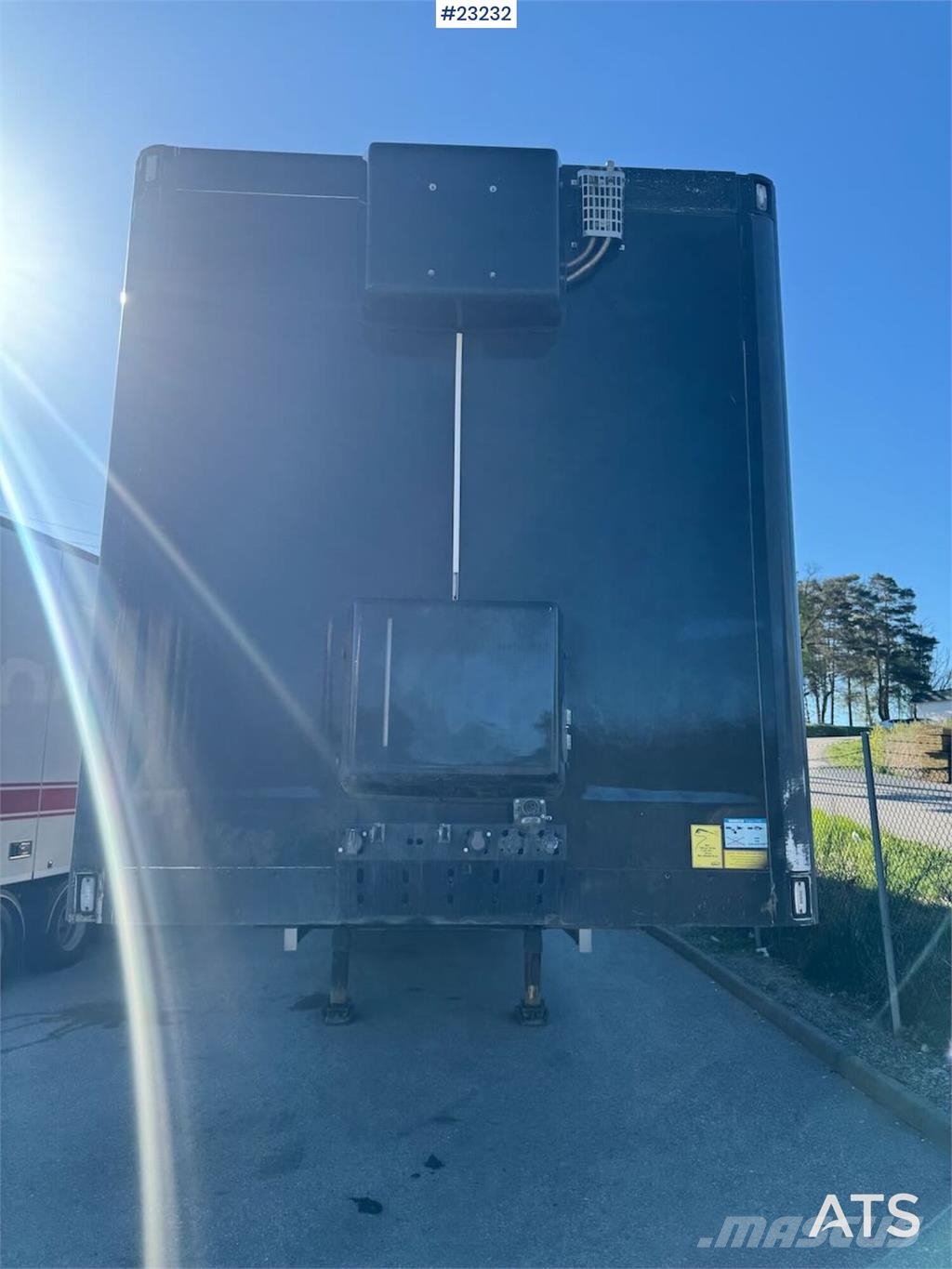 Ekeri box semi-trailer with full side opening and lift نصف مقطورات ذات هيكل صندوقي