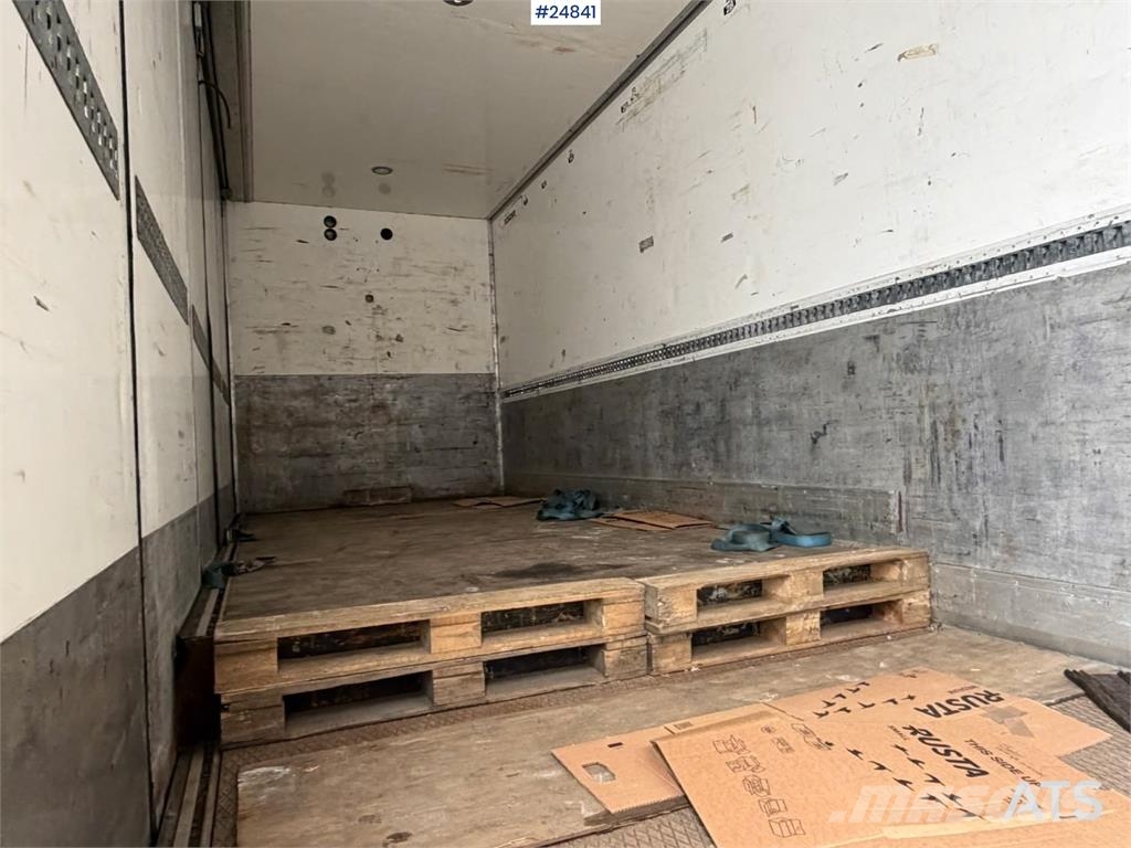 Ekeri Jumbo semi with a new refrigeration unit and full  Remolques de caja de lona