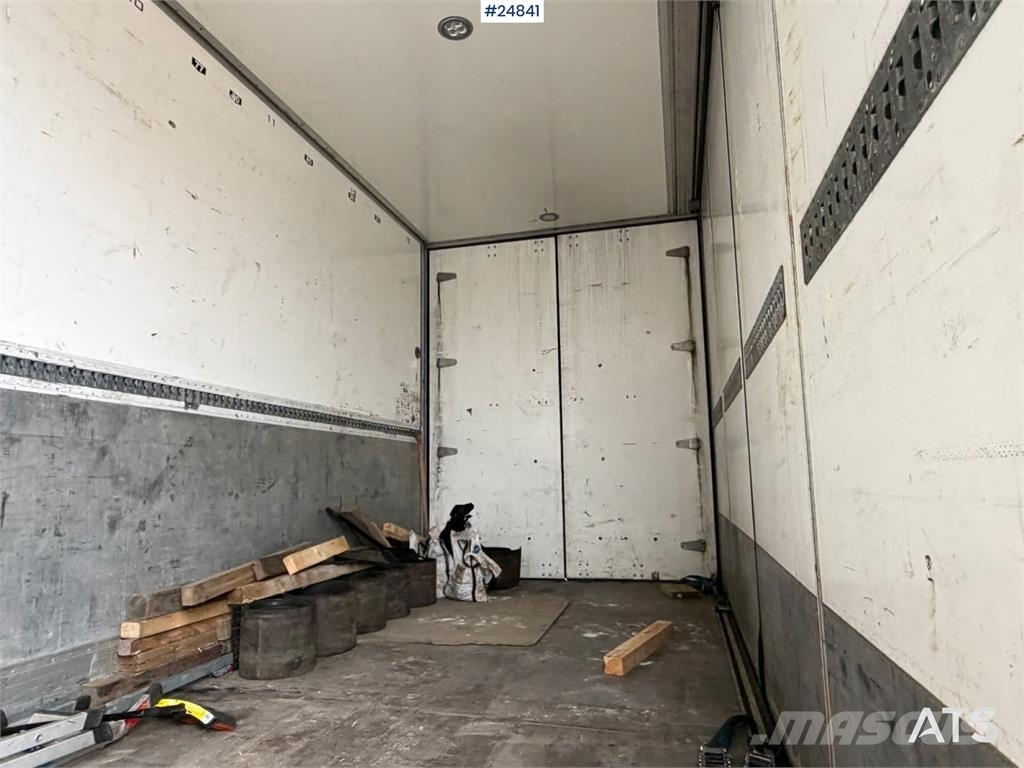 Ekeri Jumbo semi with a new refrigeration unit and full  Remolques de caja de lona