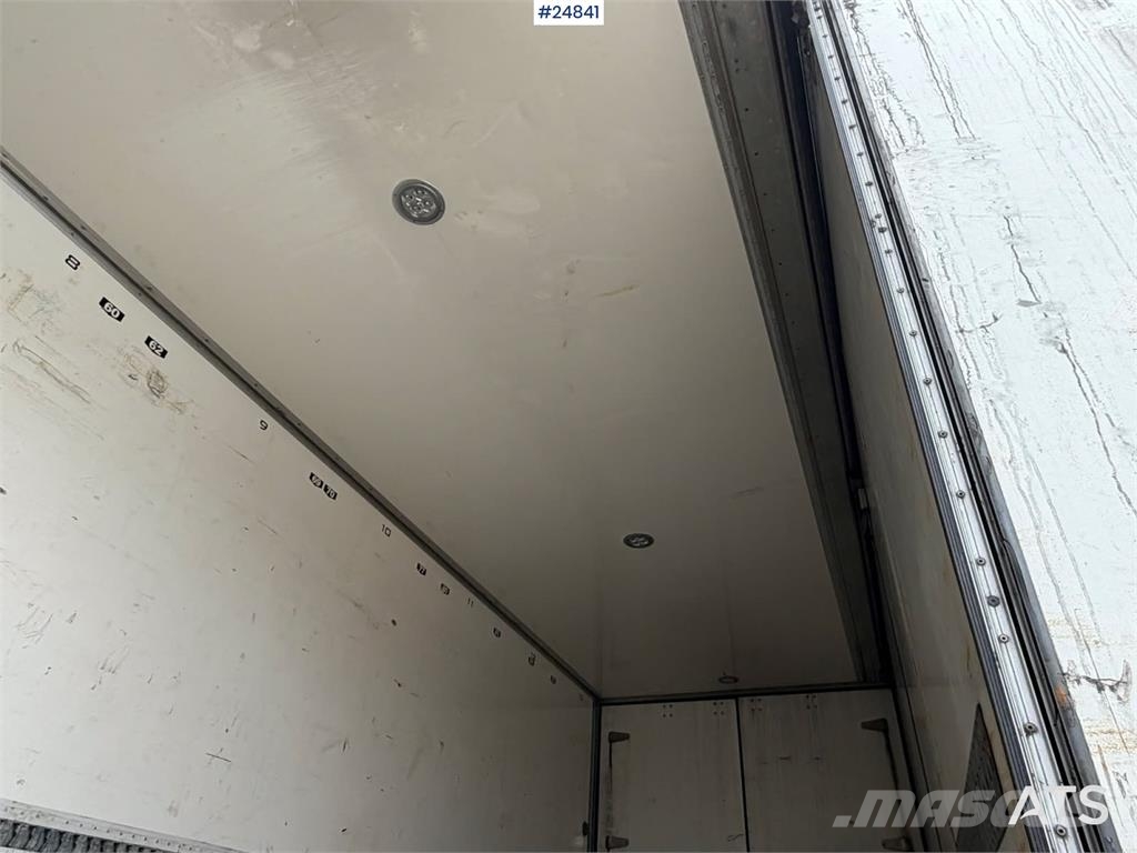 Ekeri Jumbo semi with a new refrigeration unit and full  Remolques de caja de lona