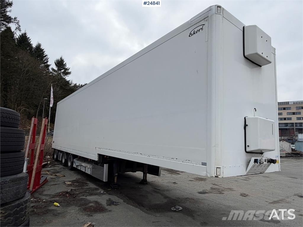 Ekeri Jumbo semi with a new refrigeration unit and full  Remolques de caja de lona