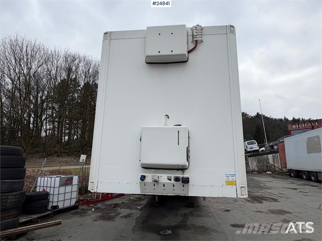 Ekeri Jumbo semi with a new refrigeration unit and full  Remolques de caja de lona