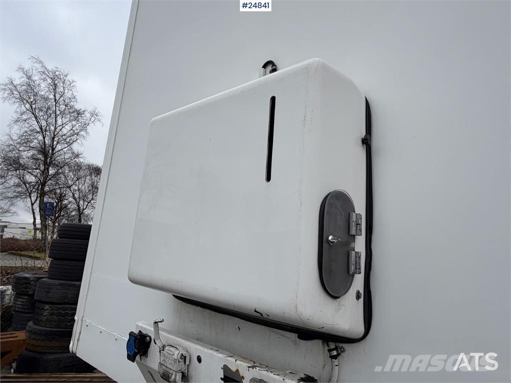 Ekeri Jumbo semi with a new refrigeration unit and full  Remolques de caja de lona