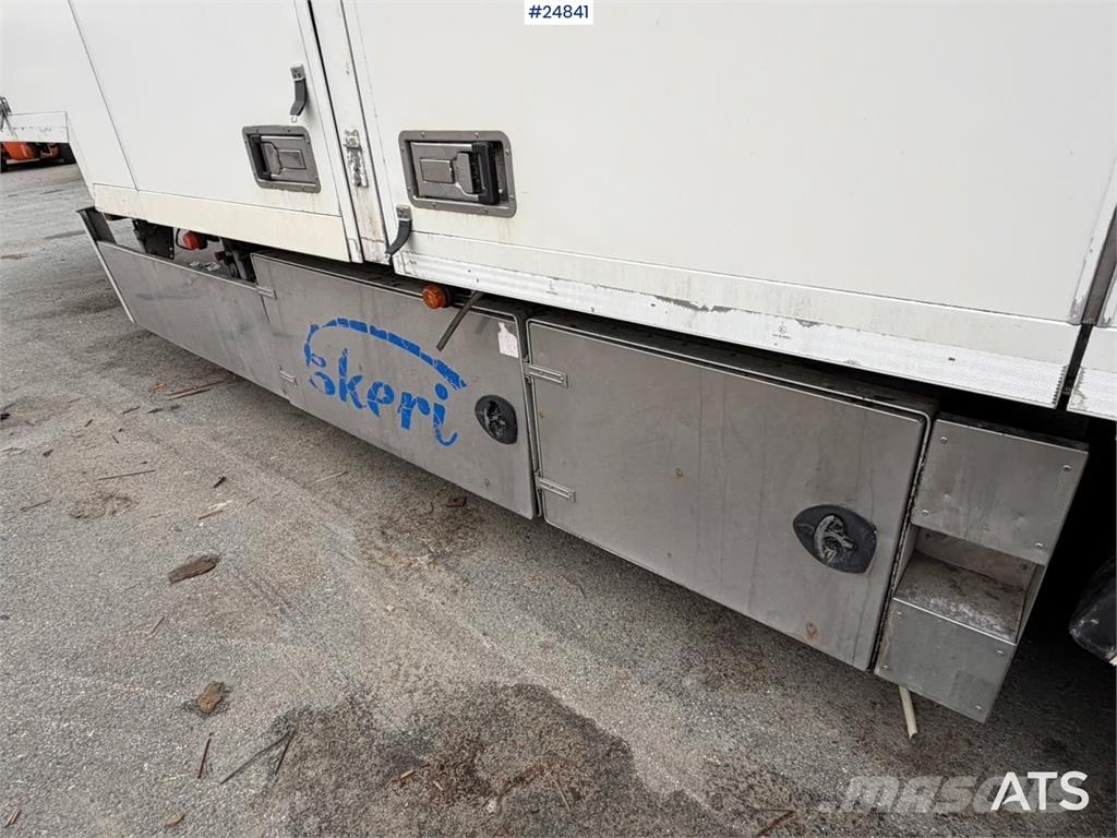 Ekeri Jumbo semi with a new refrigeration unit and full  Remolques de caja de lona