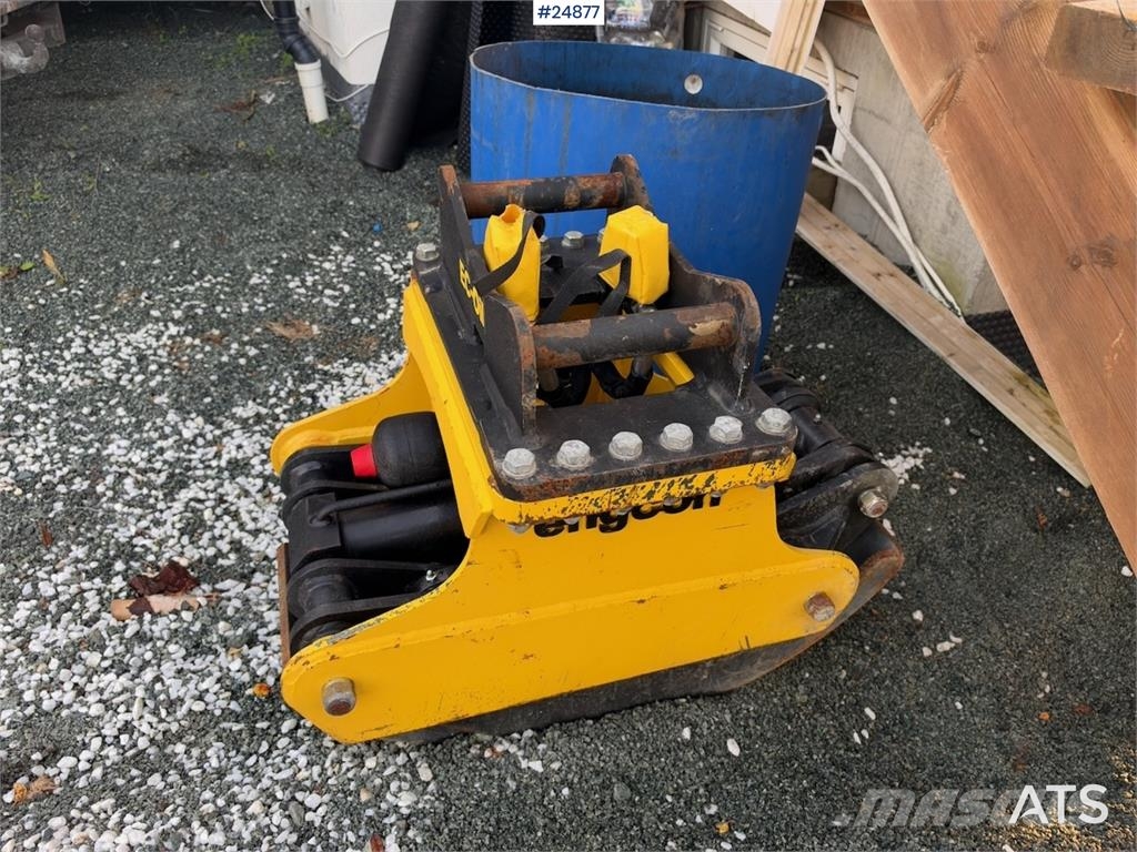 Engcon TG25HD Grapple with S40 hitch. Andre komponenter