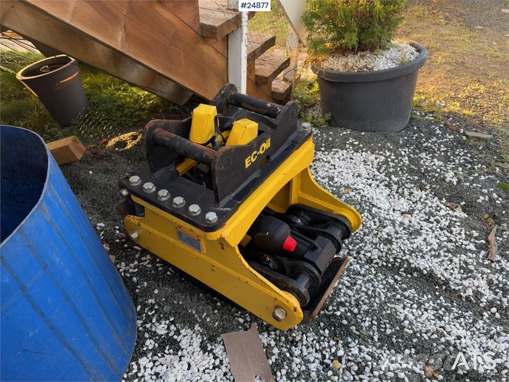 Engcon TG25HD Grapple with S40 hitch. Andre komponenter