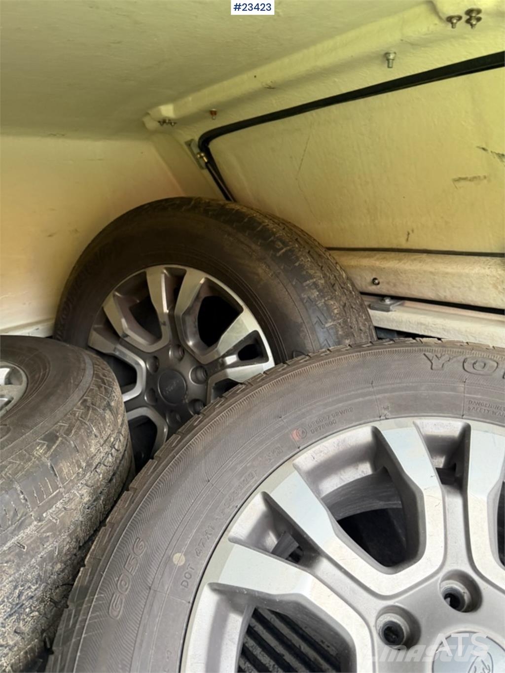 Ford Ranger 4x4 w/ two sets of tires سيارات