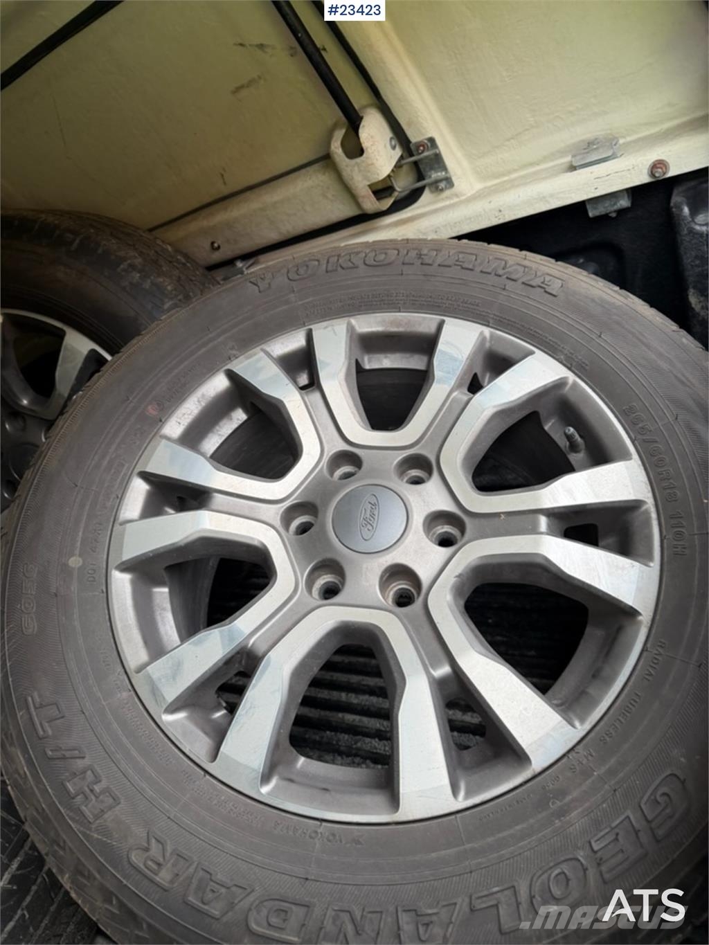 Ford Ranger 4x4 w/ two sets of tires سيارات