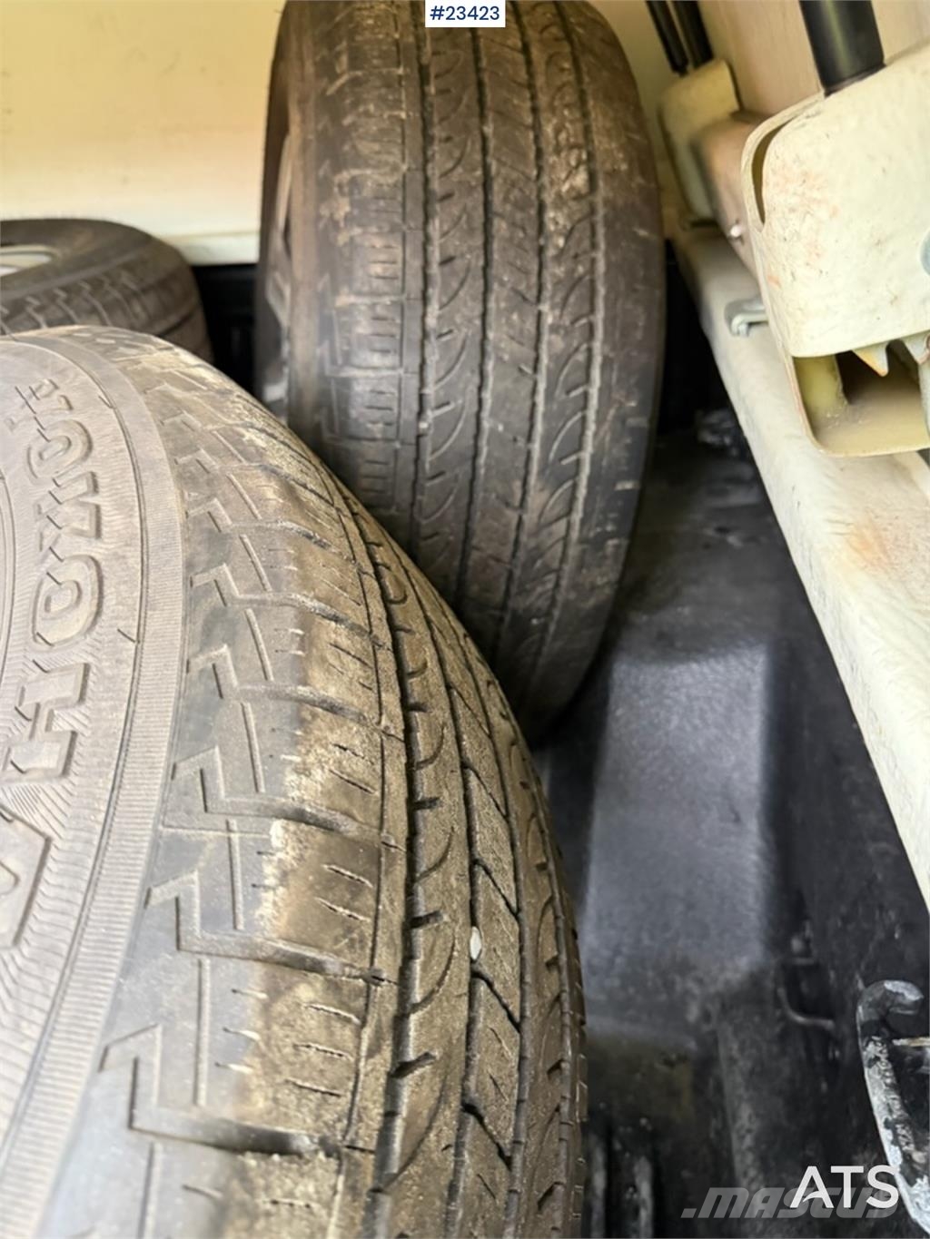 Ford Ranger 4x4 w/ two sets of tires سيارات