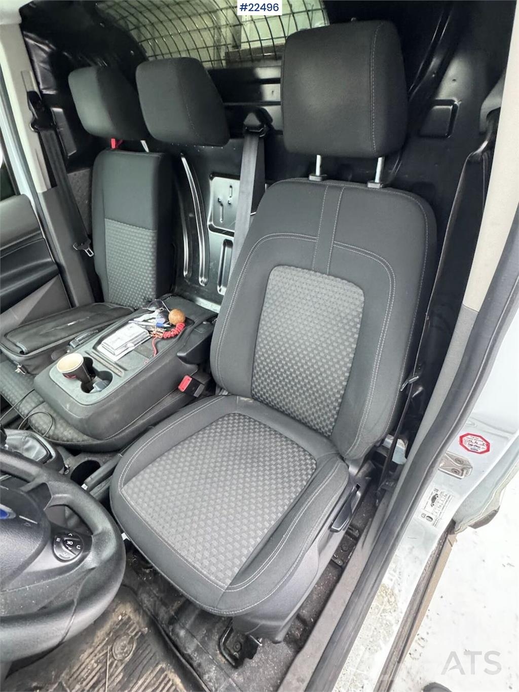Ford Transit Connect panel van شاحنة مقفلة