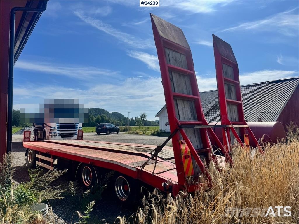 Forss-Parator Machine Trailer with Hydraulic Ramps لوادر منخفضة