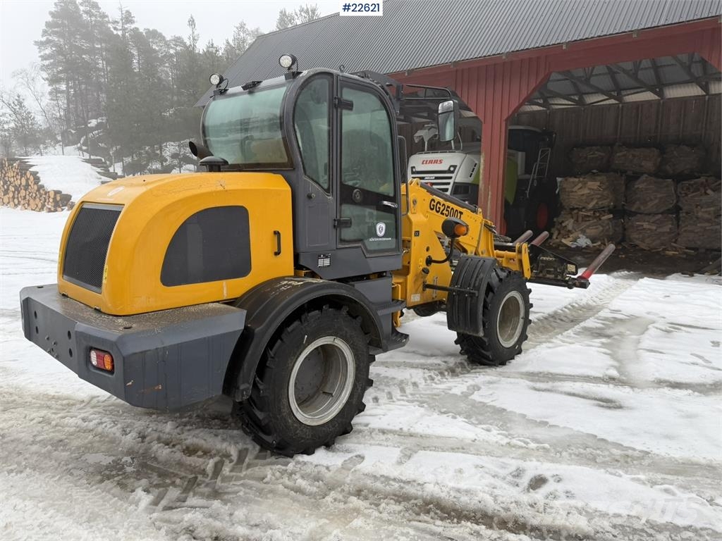 Günter Grossmann Ladowarka GG2500T telehandler with a bucket and l Teleskop-Radlader
