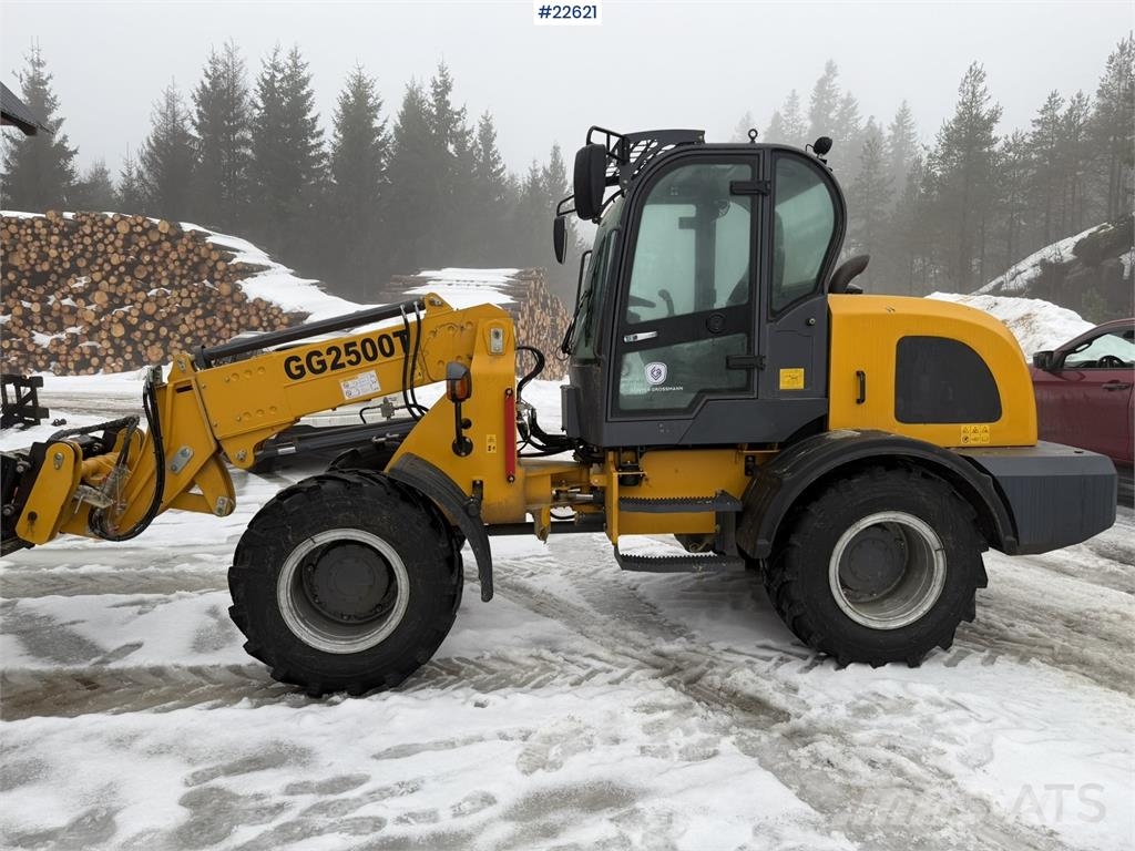 Günter Grossmann Ladowarka GG2500T telehandler with a bucket and l Teleskop-Radlader