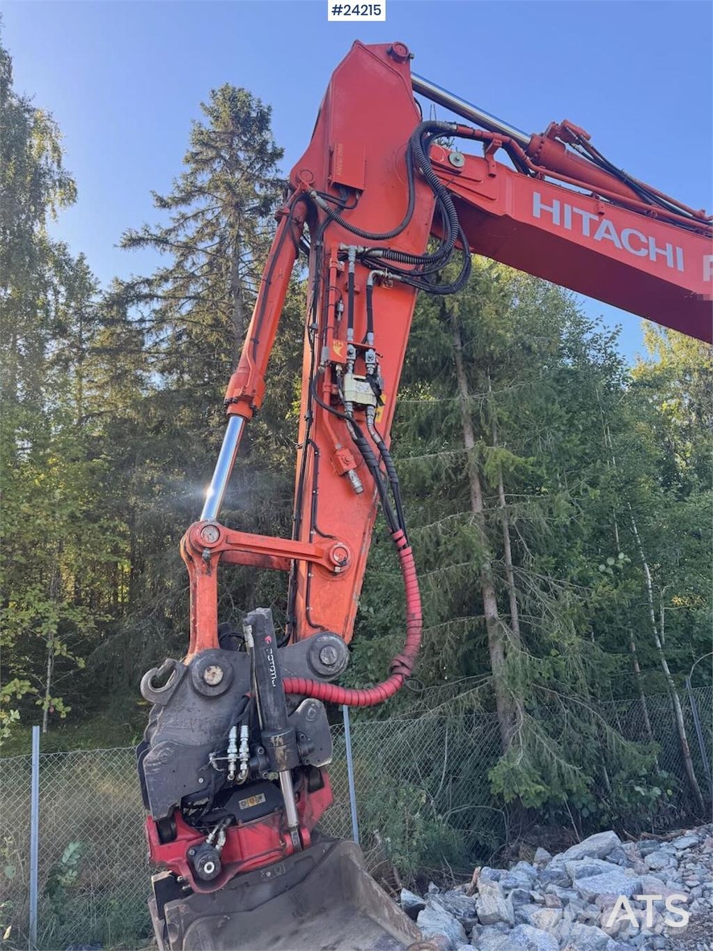Hitachi ZX225 Excavator with Tilt and 2 Buckets Beltegraver