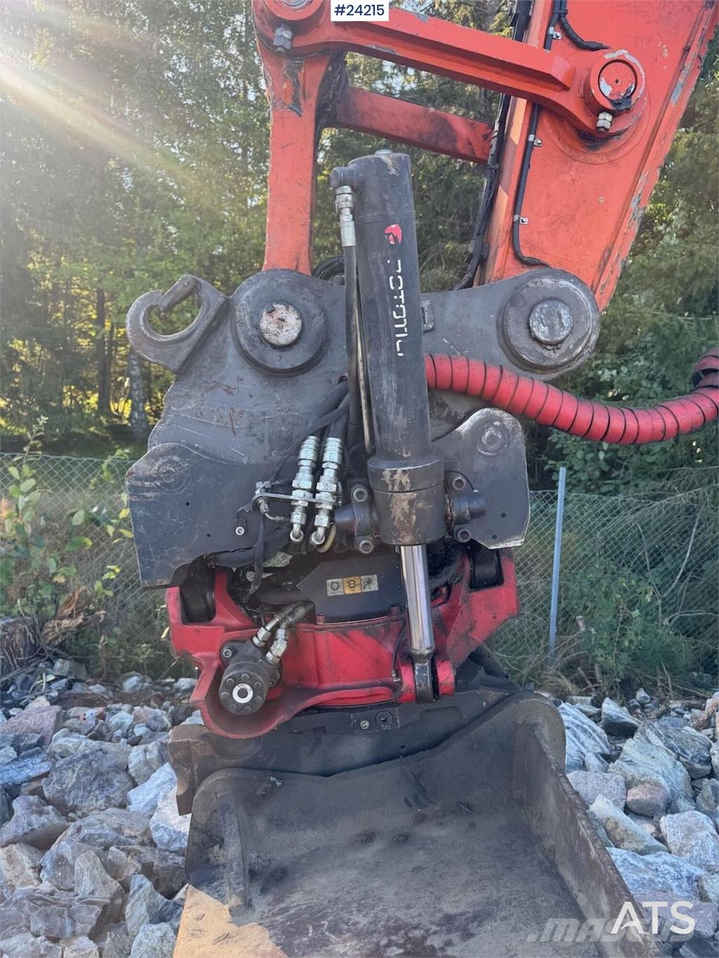 Hitachi ZX225 Excavator with Tilt and 2 Buckets Beltegraver