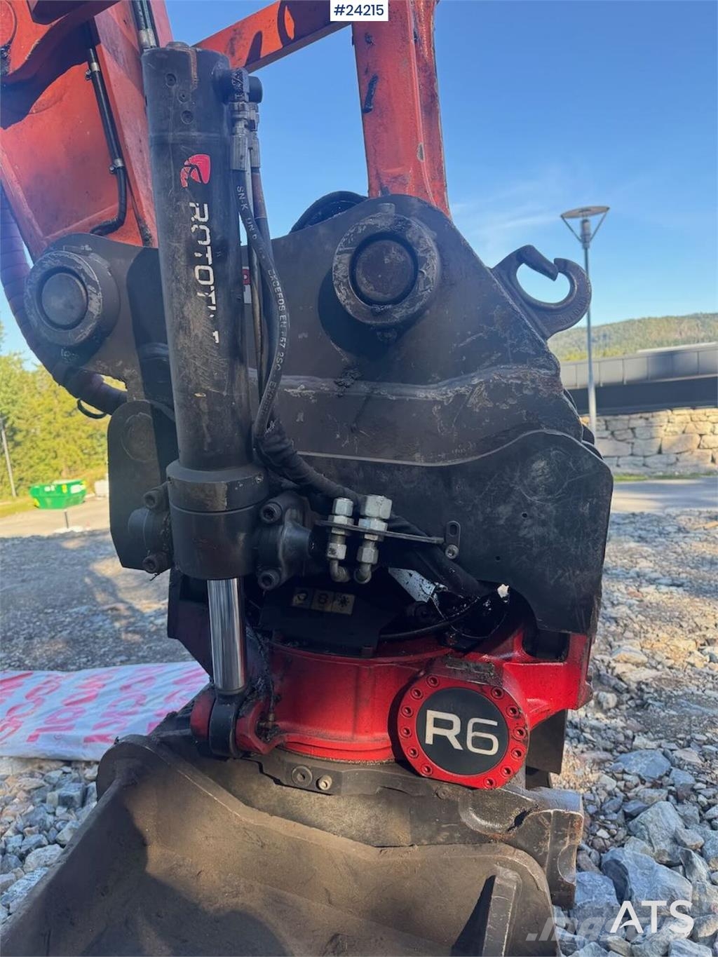 Hitachi ZX225 Excavator with Tilt and 2 Buckets Beltegraver