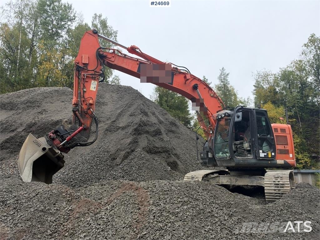 Hitachi ZX225USLC-5B excavator with Rototilt and 2 buckets Beltegraver