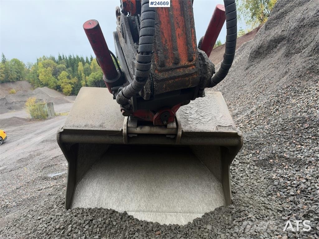 Hitachi ZX225USLC-5B excavator with Rototilt and 2 buckets Beltegraver