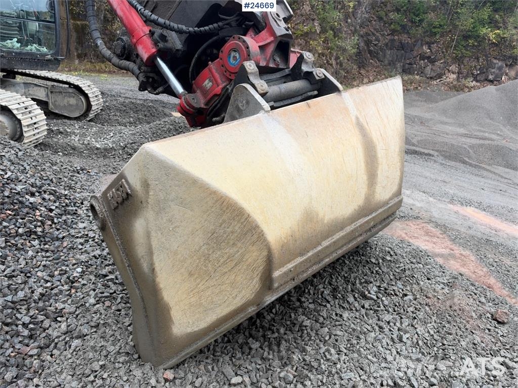 Hitachi ZX225USLC-5B excavator with Rototilt and 2 buckets Beltegraver
