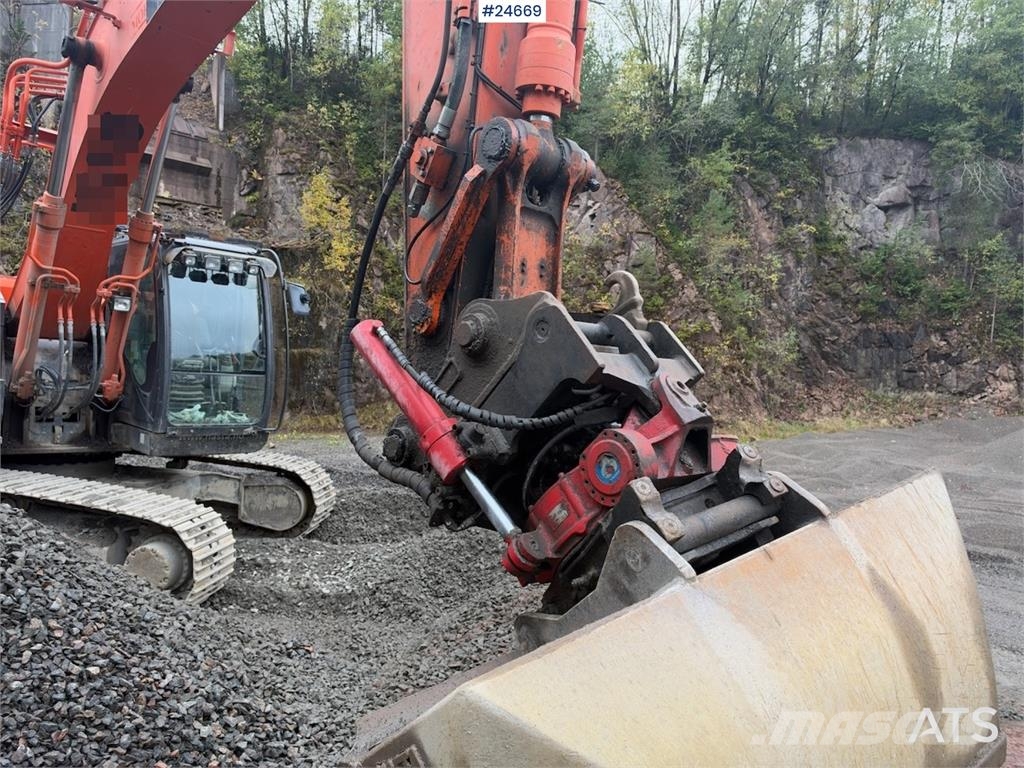 Hitachi ZX225USLC-5B excavator with Rototilt and 2 buckets Beltegraver
