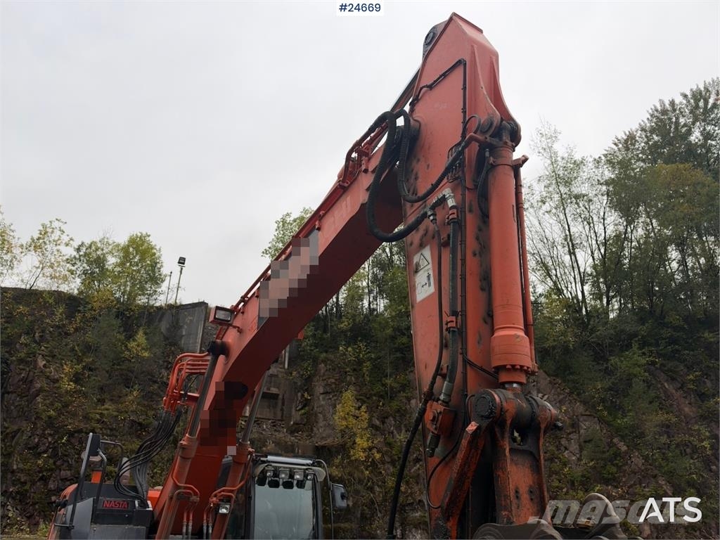 Hitachi ZX225USLC-5B excavator with Rototilt and 2 buckets Beltegraver