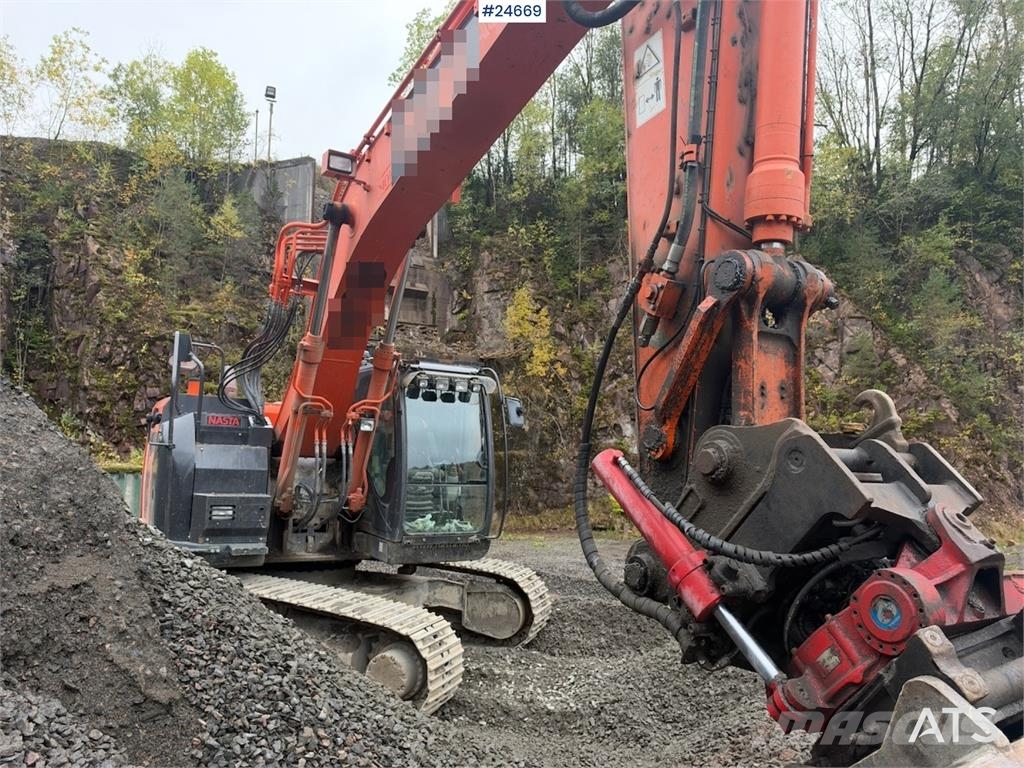 Hitachi ZX225USLC-5B excavator with Rototilt and 2 buckets Beltegraver