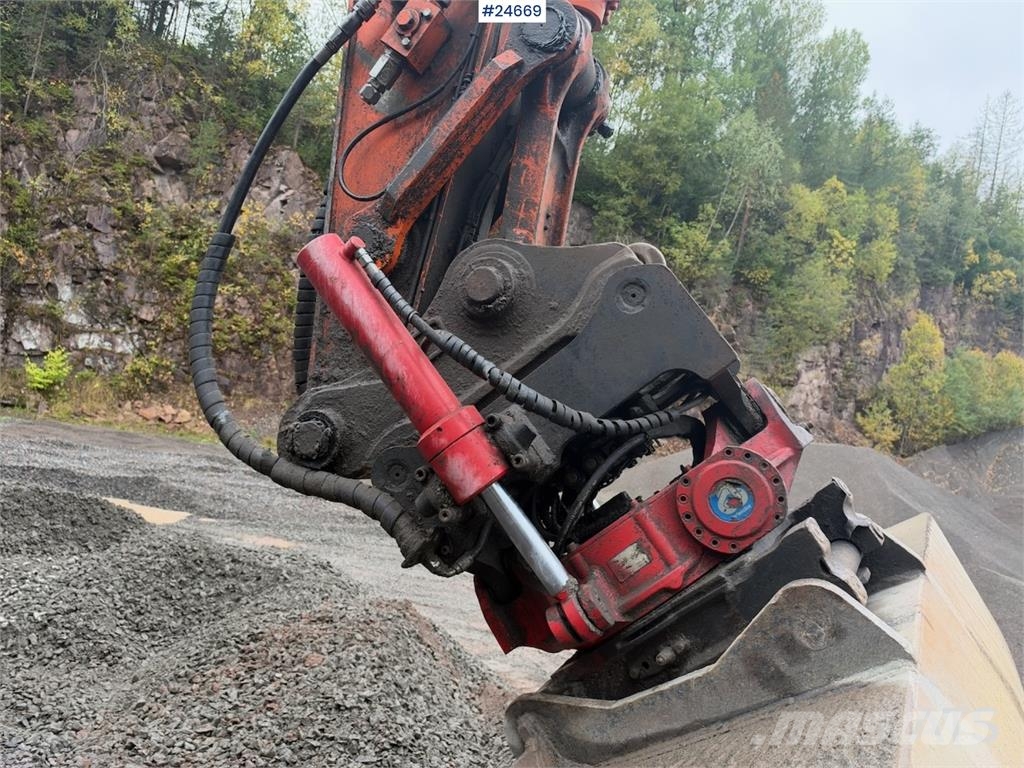 Hitachi ZX225USLC-5B excavator with Rototilt and 2 buckets Beltegraver