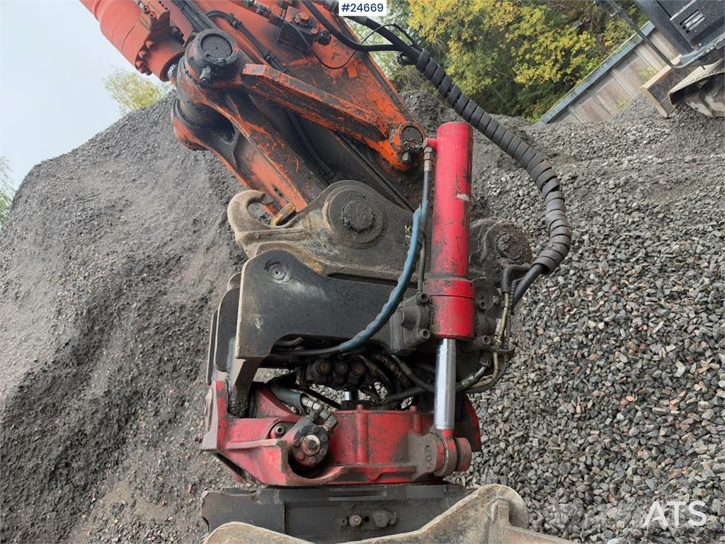 Hitachi ZX225USLC-5B excavator with Rototilt and 2 buckets Beltegraver