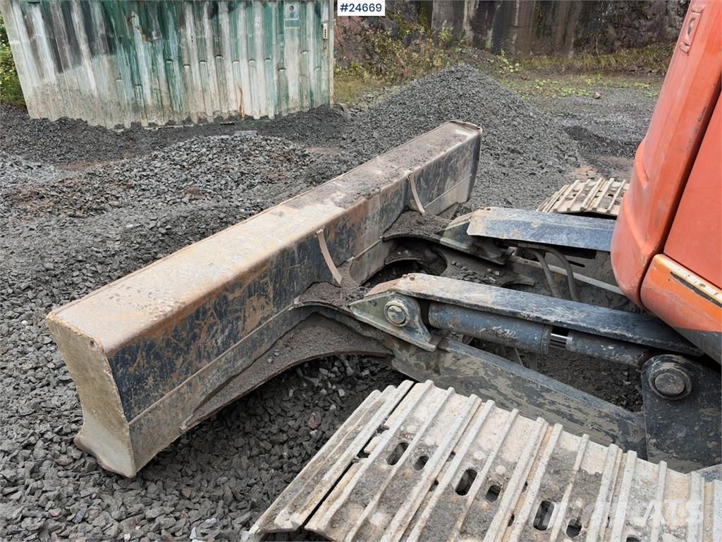 Hitachi ZX225USLC-5B excavator with Rototilt and 2 buckets Beltegraver