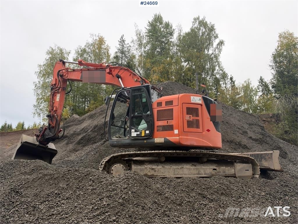 Hitachi ZX225USLC-5B excavator with Rototilt and 2 buckets Beltegraver