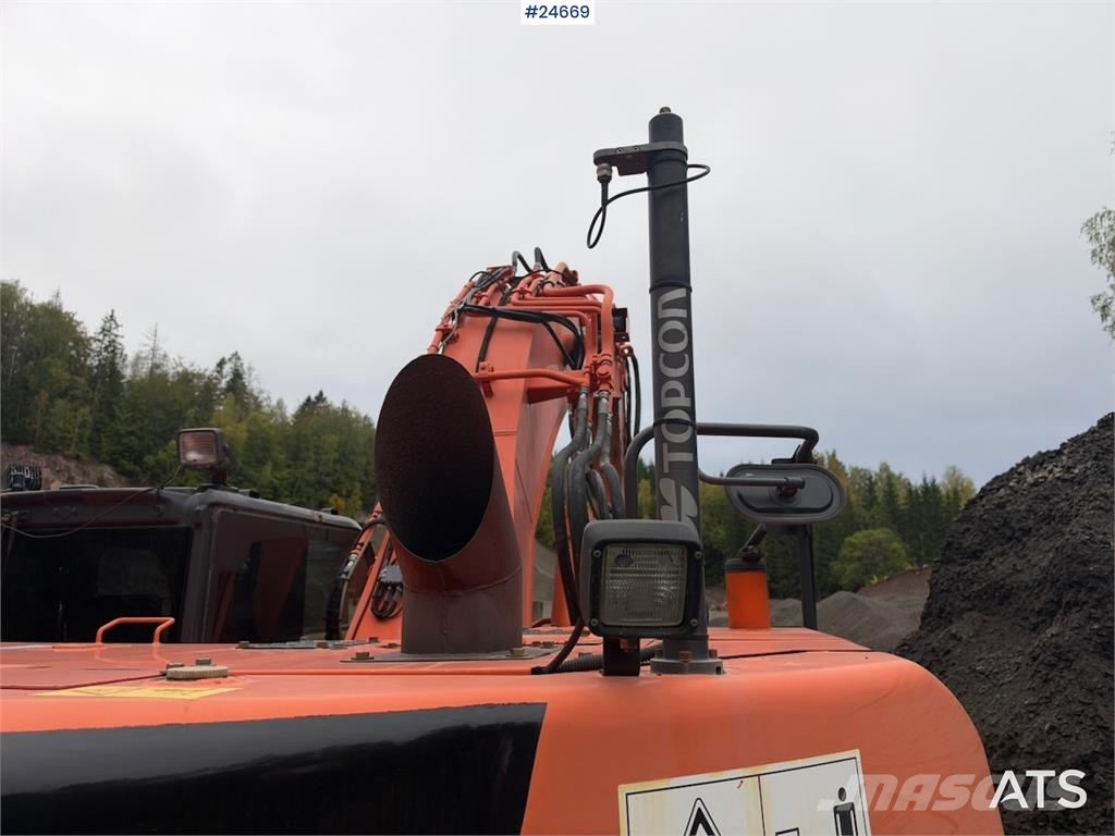 Hitachi ZX225USLC-5B excavator with Rototilt and 2 buckets Beltegraver