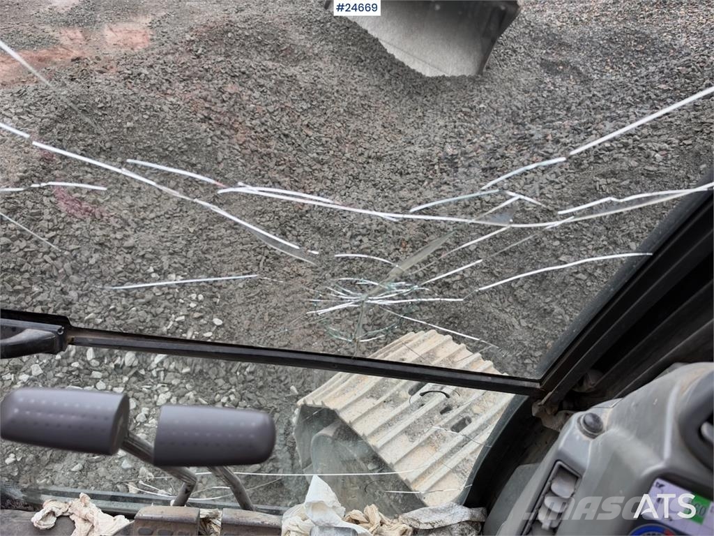 Hitachi ZX225USLC-5B excavator with Rototilt and 2 buckets Beltegraver