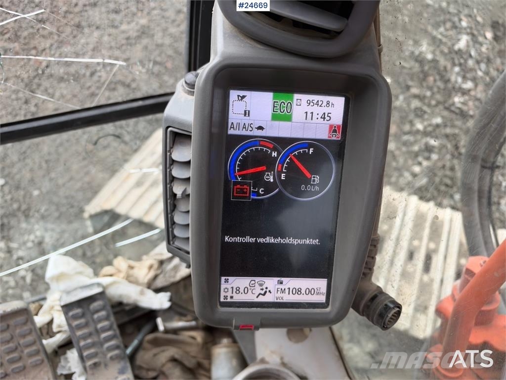 Hitachi ZX225USLC-5B excavator with Rototilt and 2 buckets Beltegraver