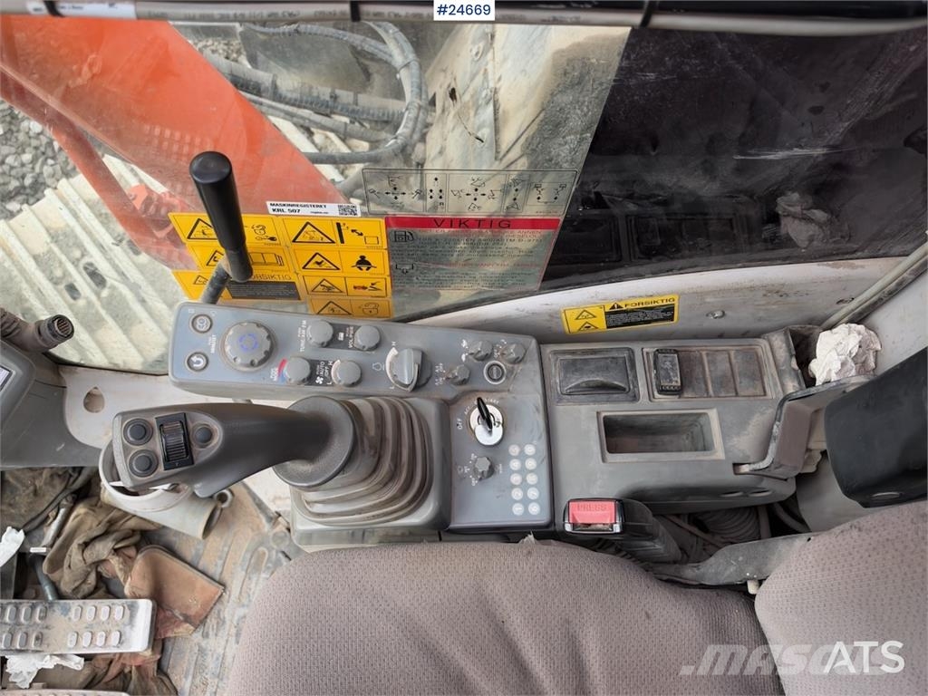Hitachi ZX225USLC-5B excavator with Rototilt and 2 buckets Beltegraver