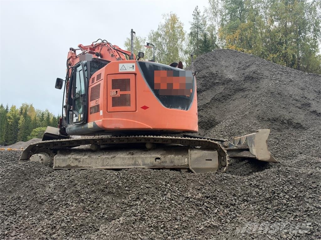 Hitachi ZX225USLC-5B excavator with Rototilt and 2 buckets Beltegraver