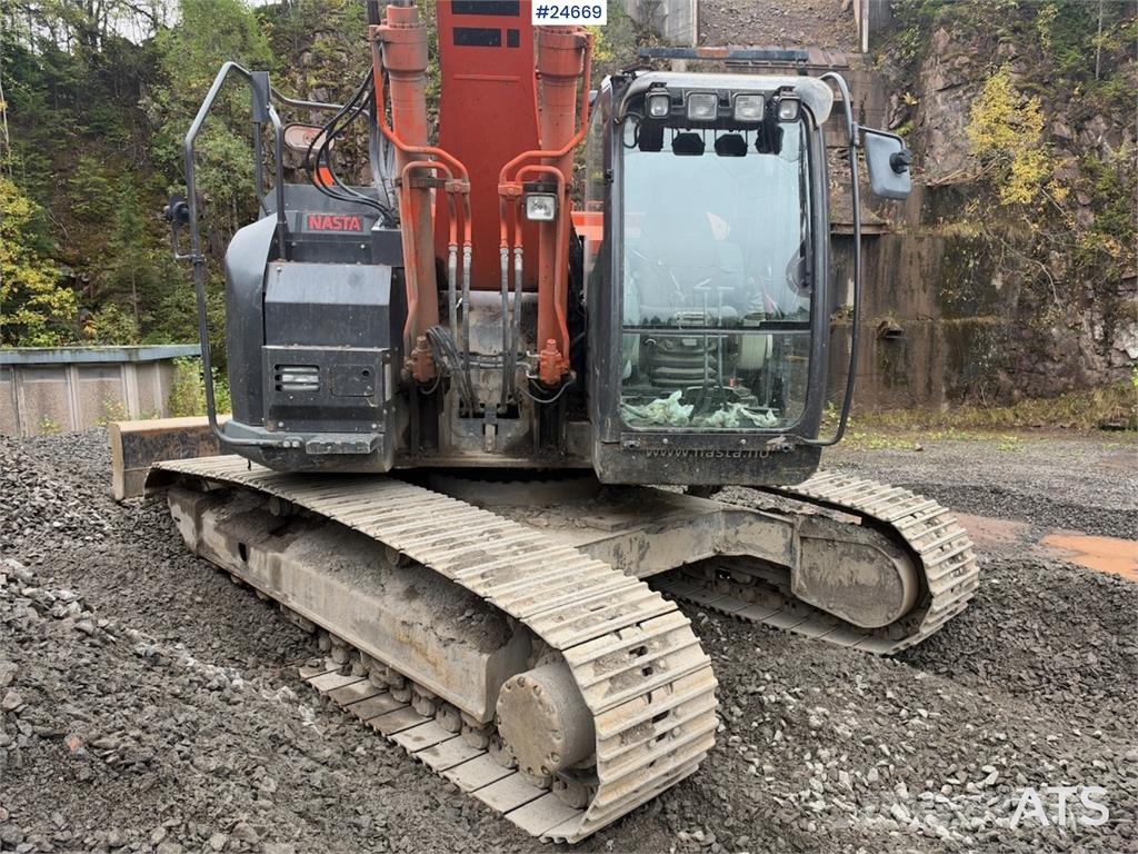 Hitachi ZX225USLC-5B excavator with Rototilt and 2 buckets Beltegraver