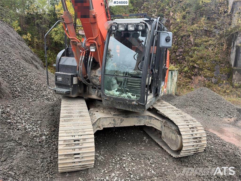 Hitachi ZX225USLC-5B excavator with Rototilt and 2 buckets Beltegraver