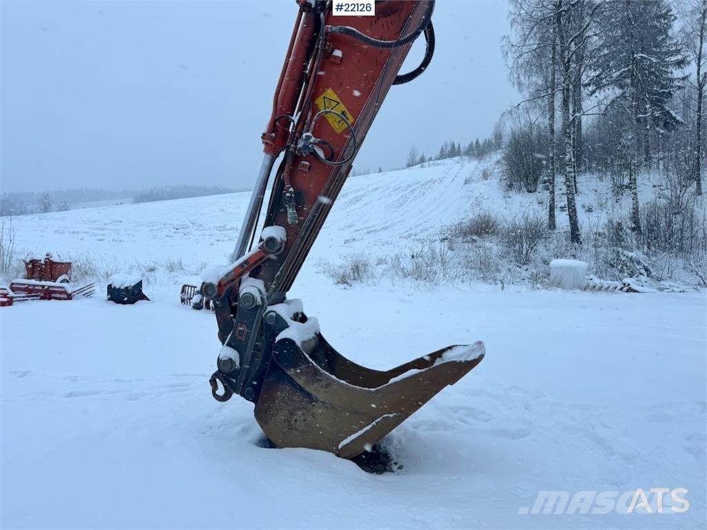 Hitachi ZX300LC-6 crawler excavator with digging bucket Escavadeiras de esteiras