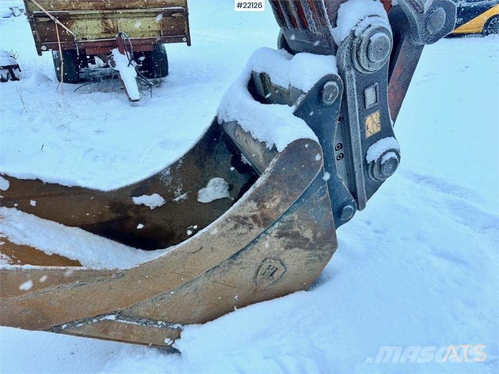 Hitachi ZX300LC-6 crawler excavator with digging bucket Escavadeiras de esteiras