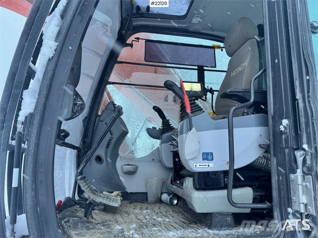 Hitachi ZX300LC-6 crawler excavator with digging bucket Escavadeiras de esteiras
