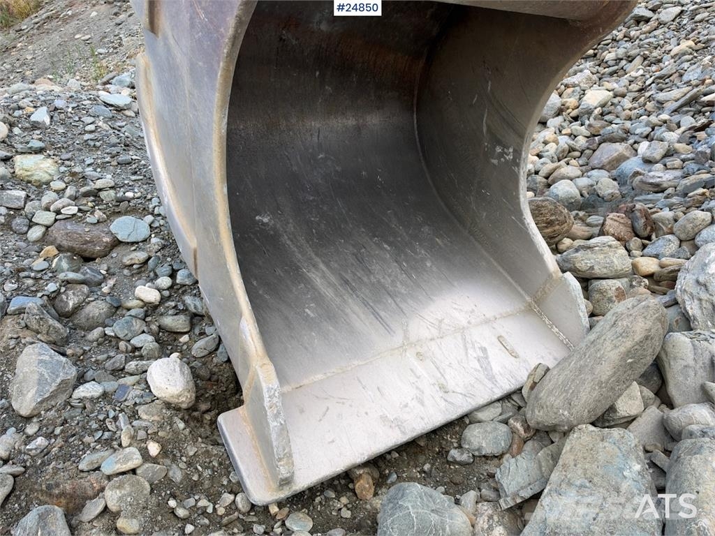 Hitachi ZX350LC-3 Excavator with Digging Bucket Beltegraver