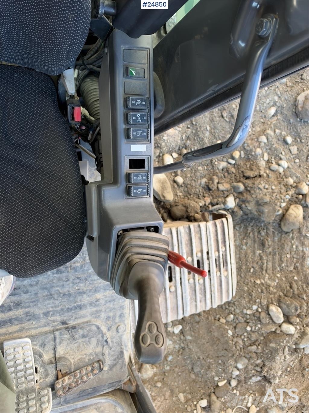 Hitachi ZX350LC-3 Excavator with Digging Bucket Beltegraver