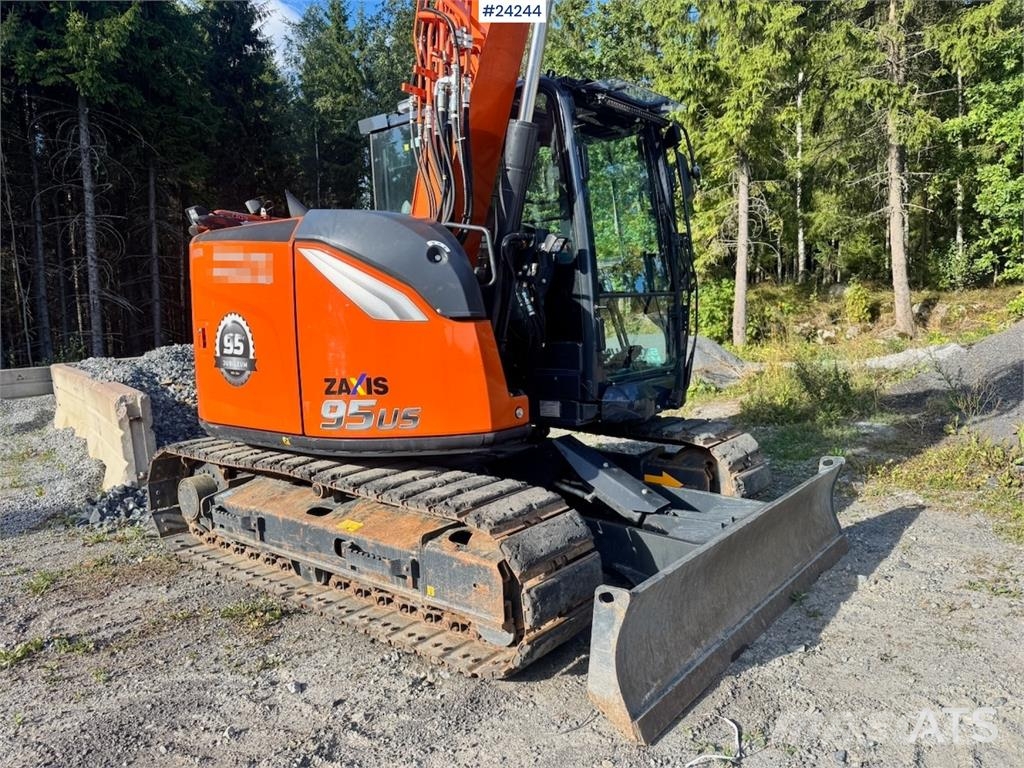 Hitachi ZX95US-7 Excavator w/ Rototilt w/ grab – 2 buckets Beltegraver