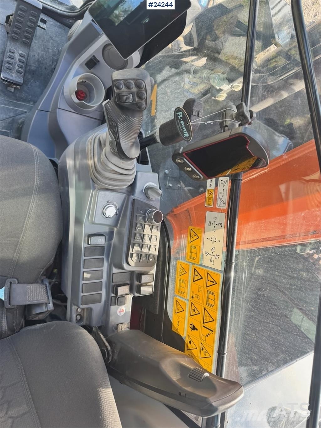 Hitachi ZX95US-7 Excavator w/ Rototilt w/ grab – 2 buckets Beltegraver