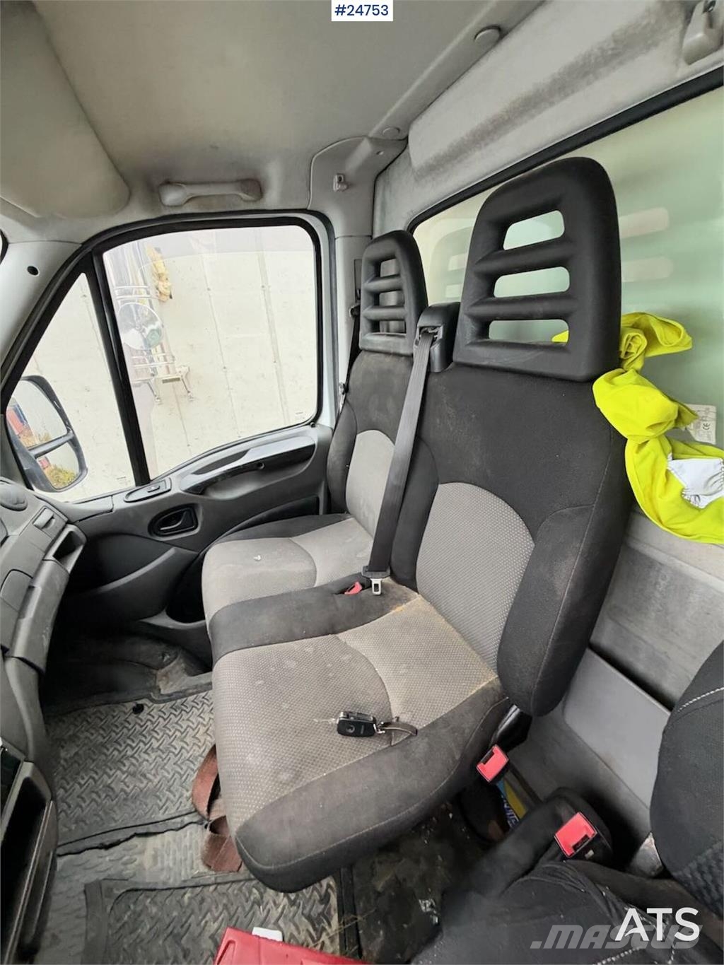 Iveco 35S14 4x2 Box truck - Side door and Zepro tail lif Skapbiler