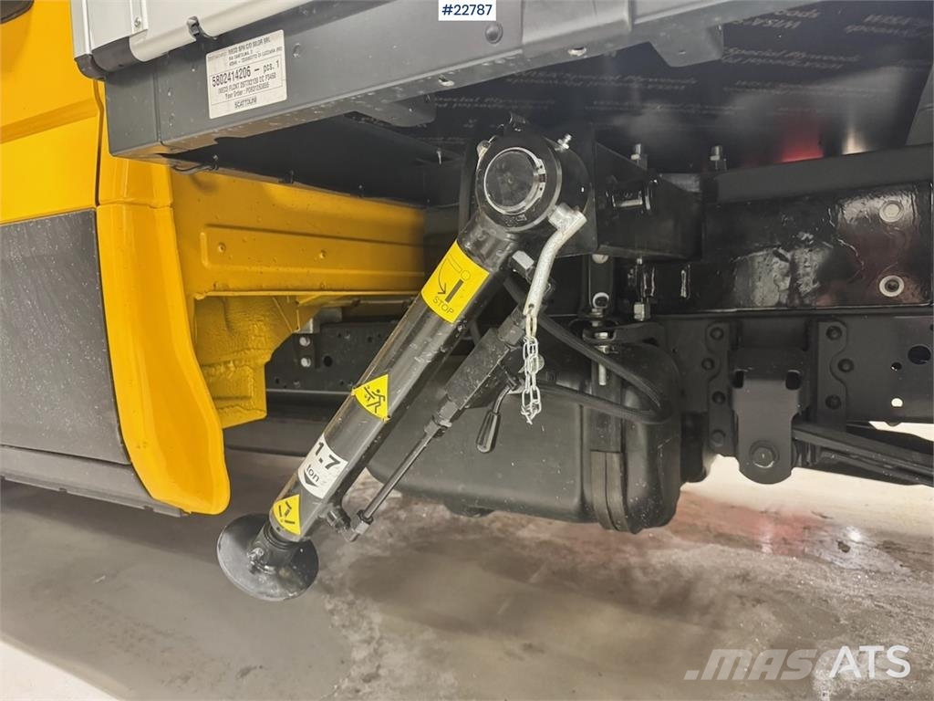 Iveco 35S18 flatbed truck with crane – 2 sets of tires – Pakettiautot