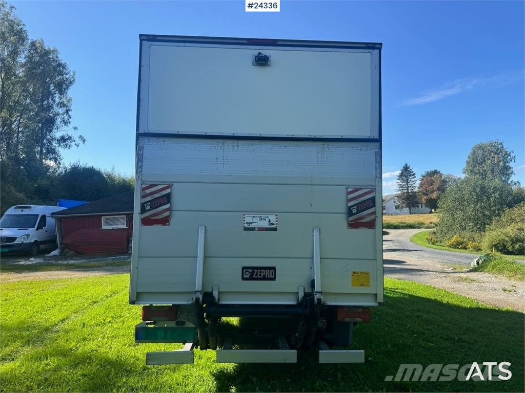 Iveco Daily 35S16 8-Pallet Box Truck with 2 Sets of Tyre Dodávky