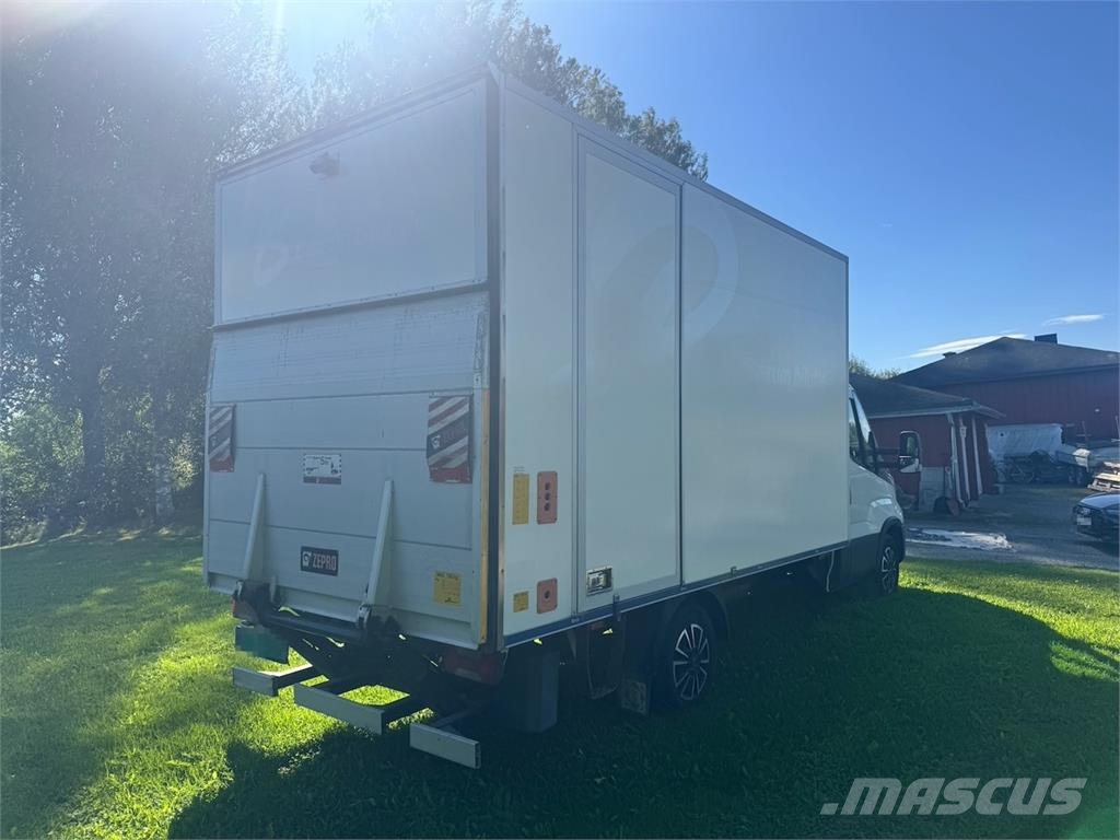 Iveco Daily 35S16 8-Pallet Box Truck with 2 Sets of Tyre Dodávky